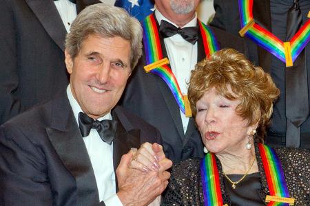 Shirley gilt politisch als linksliberal, engagierte sich zum Beispiel gegen den Vietnamkrieg und unterstützt die Demokraten.