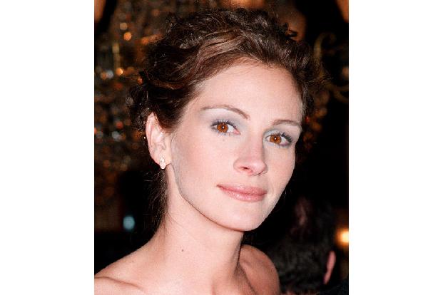 Nachbar*in von Shirley MacLaine zu sein hat einige Vorzüge. So nahm die Hollywood-Legende die vielversprechende Jungschauspielerin Julia Roberts unter ihre Fittiche und setzte sich als Mentorin für sie ein – mit Erfolg, wie man weiß!