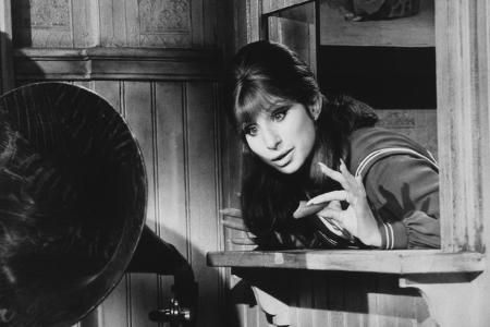Was die beiden noch verbindet: Shirley sollte 1968 die Rolle der Fanny Brice in der Musical-Verfilmung ‘Funny Girl’ spielen, doch dann entschied man sich dafür, dass Barbra Streisand, die damit am Bro ...