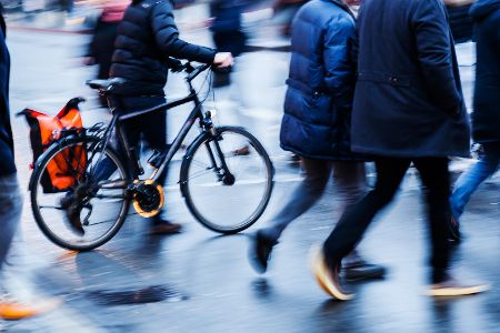 fußgänger radfahrer auto