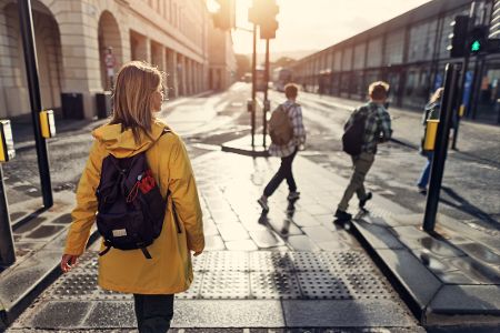 Jugendliche an Ampel