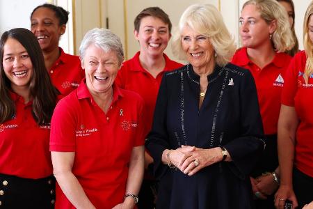 Vor Charles' Rückkehr: Königin Camilla empfängt weibliche Jacht-Crew