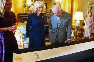 Ein Jahr nach Krönung: Charles und Camilla erhalten Coronation Roll