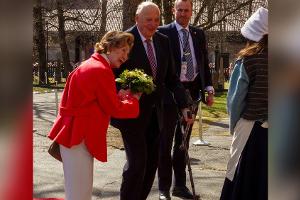 Erster Auftritt nach Herz-OPs: König Harald auf Krücken unterwegs