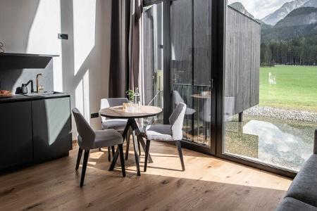 Sangold Camping in Südtirol. Bilder des Campingplatzes und des zentralen Gebäudes.