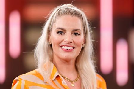 Angelina Kirsch betrachtet ihre Gesichtslähmung 