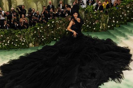 Bei der Met Gala kommt es Jahr für ja vor allem darauf an, wer auf dem roten Teppich das Interesse der meisten Fotograf*innen erwecken kann, und so hatte sich Cardi B am Montag (6. Mai) mit ihrem Klei ...