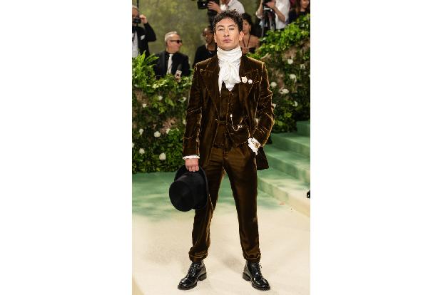 Auch 'Saltburn'-Star Barry Keoghan erinnerte an mit seinem Anzug an den verrückten Hutmacher. Er hatte sich für Burberry entschieden.