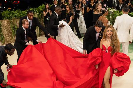Das Duell der Schleppen mag Cardi B für sich entschieden haben, doch Shakira war mit ihrem spektakulären roten Kleid von Carolina Herrara sicher auch ganz vorn dabei.