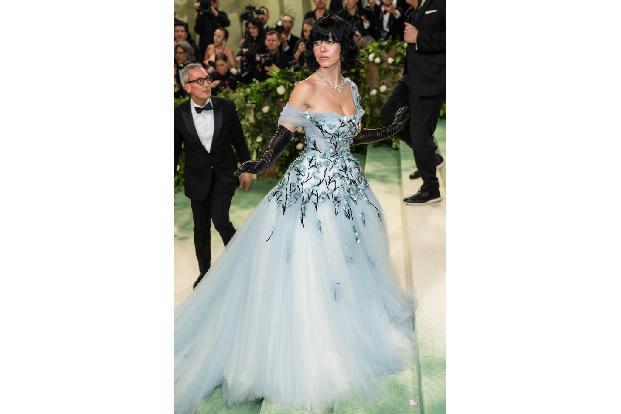 Sydney Sweeney überraschte Fans mit einem ganz neuen Look - das Model trägt jetzt einen schwarzen Bob. Das blumenbesetzte Kleid von Miu Miu traf beim Thema 'Garden of Time' voll uns Schwarze.