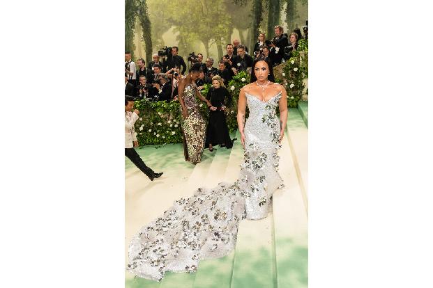Überhaupt waren Blumen mega-angesagt. Demi Lovato hatte nach 2016 zwar geschworen, nie wieder eine weitere Met Gala besuchen zu wollen, weil alles so 