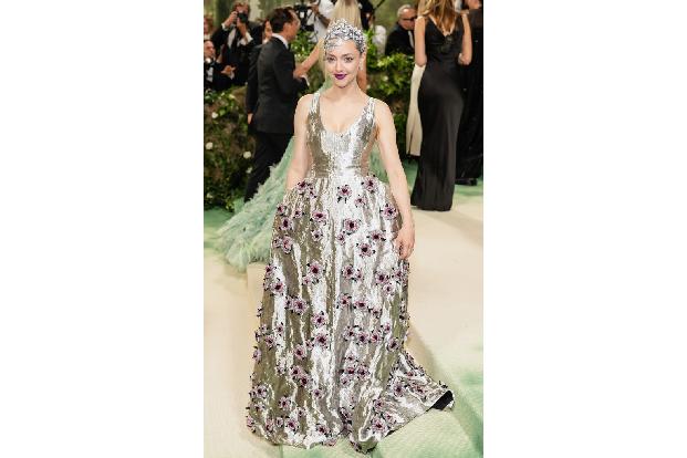 Amanda Seyfried hatte Nachhaltigkeit zur Bedingung für ihr Outfit gemacht, und so waren große Teile ihres Kleides von Prada recycelt.
