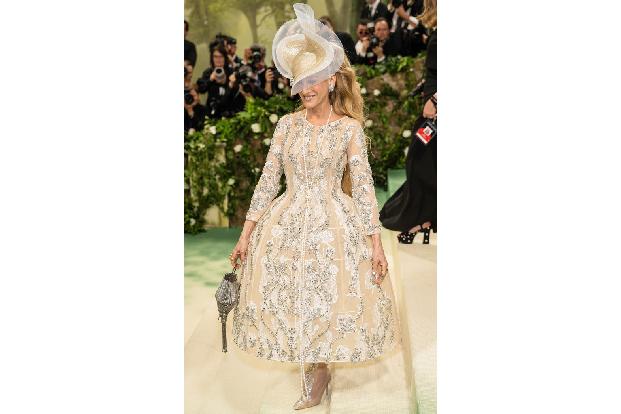 New York ohne 'Sex And The City'-Star Sarah Jessica Parker? Unvorstellbar. Auch Carrie Bradshaw hätte das von Richard Quinn entworfene Kleid mit Vogelkäfig-Reif stolz getragen.