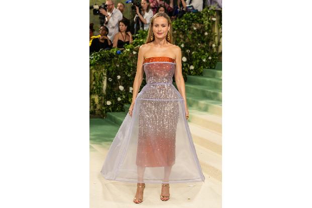 Brie Larsons Prada-Outfit sah derweil ein wenig so aus, als habe jemand ein riesiges Küchen-Utensil verarbeitet.