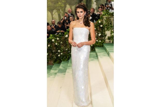 Viele Models setzten übrigens auf klassische Eleganz, so wie Kaia Gerber, die ein mit riesigen Pailletten besetztes Kleid von Prada trug und deren Haar doch sehr an ihre Mutter Cindy Crawford erinnerte.