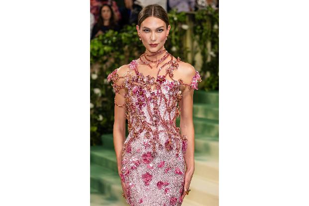 Für Karlie Kloss war der letzte Besuch der Met Gala 2019 ein Trauma, denn sie tauchte auf sämtlichen Listen der am schlechtesten angezogenen Stars des Events auf. Mit dem juwelenbesetzten rosa Blumen- ...