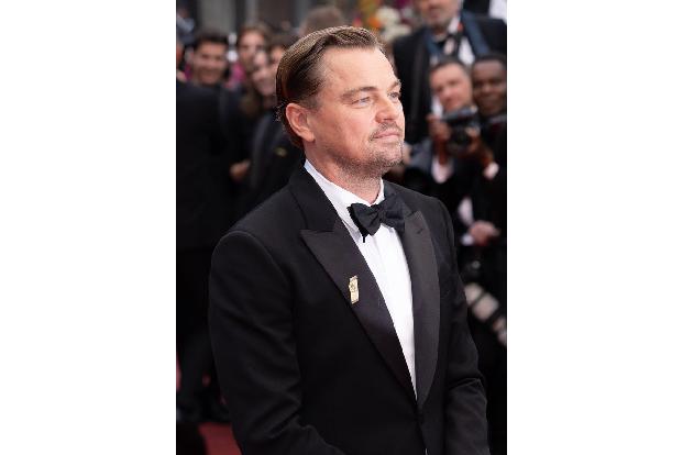 …wendet Leonardo DiCaprio einen relativ klassischen, einfachen Trick an: Er verlässt das Haus nie mit leeren Händen. Der Schauspieler hat immer eine Zeitschrift, einen Schirm oder eine Tasche dabei, m ...