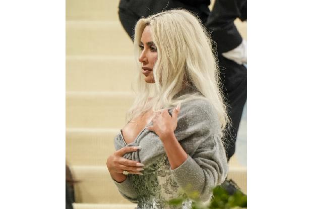 Wer so viel Geld hat wie Kim Kardashian, kann sich richtig viel Paparazzi-Schutz leisten. Wenn die Reality-Queen in Urlaub geht, heuert sie Doubles an, die die Fotograf*innen von ihr ablenken sollen. ...