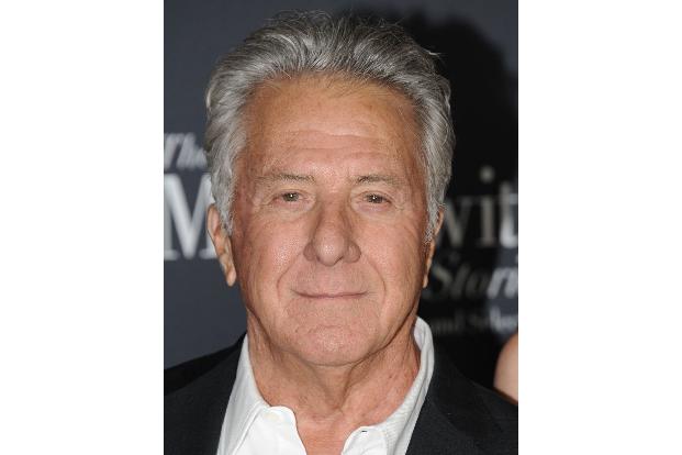 Dustin Hoffman spielt gern humorvoll Katz und Maus mit Paparazzi, und die dabei entstandenen Bilder wurden zum Kult. Der Schauspieler versteckt sich gern hinter Gegenständen, die gerade mal sein Gesic ...