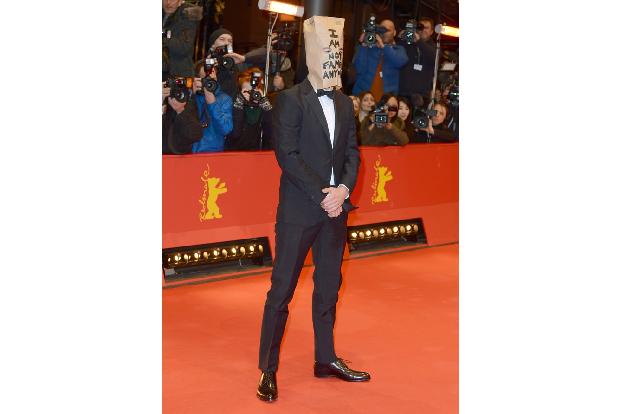 Es gibt mehreren Stars, deren Methoden zwar ihr Gesicht verstecken, ihnen aber ansonsten maximale Aufmerksamkeit garantieren. So erschien Shia LaBeouf einst mit einer Papiertüte über dem Kopf auf eine ...