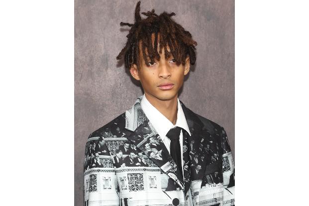 Als Jaden Smith und Kylie Jenner ein Paar waren, trug er einmal beim Ausgehen ein Iron-Man-Kostüm, welches natürlich so richtig für Furore sorgte. Auf Kylie achtete daraufhin niemand. Vielleicht war das ja sogar Absicht?