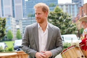 Trotz Charles' Absage: Prinz Harry zeigt sich gut gelaunt in London