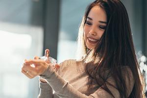 Nicht auf den Hals sprühen? Die häufigsten Parfüm-Fehler