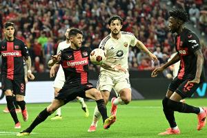 Triple-Traum lebt: Bayer zittert sich ins Finale