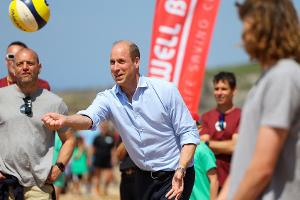 Prinz William zeigt sich sportlich beim Beach-Volleyball