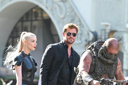 Das bekommt auch Hollywood nicht alle Tage zu sehen: Ein Streitwagen fährt den Hollywood Boulevard entlang, darin stehen Anya-Taylor Joy und Chris Hemsworth.