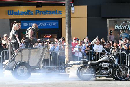 Die spektakuläre Aktion ist Teil der Promotion für den Film 'Furiosa: A Mad Max Saga', in dem...