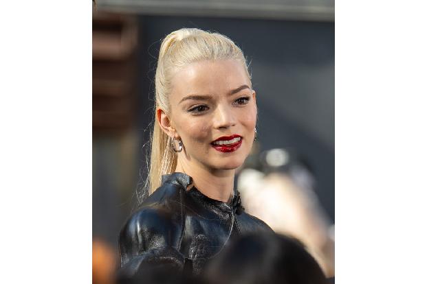 ...'Mad Max: Fury Road' und soll rund 15 bis 20 Jahre vor dem Erfolgsfilm spielen, in dem Charlize Theron als Furiosa zu sehen war.