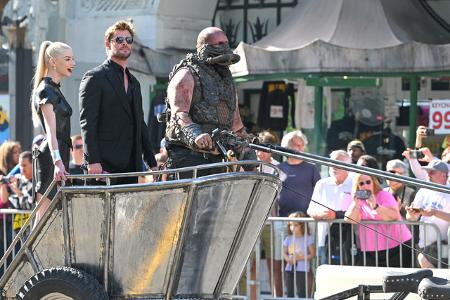 Anlass für die Prozession über den Hollywood Boulevard, der teilweise für den Verkehr gesperrt wurde, war ein Auftritt der beiden Stars in der Talkshow 'Jimmy Kimmel live'.