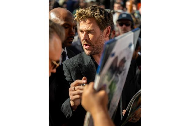 Chris Hemsworth nahm sich Zeit, Autogramme zu schreiben.