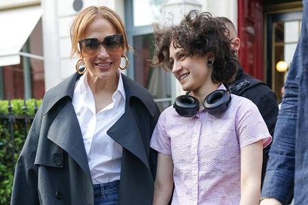 Süßer Ausflug in Paris: Jennifer Lopez und ihr Kind Emme Hand in Hand