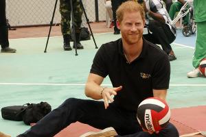 Prinz Harry und "Tante Meghan" beim Sitzvolleyball in Nigeria