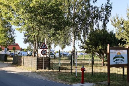 Zufahrt, Stra§e, Stra§enschilder, Gras, BŠume, HŠuser