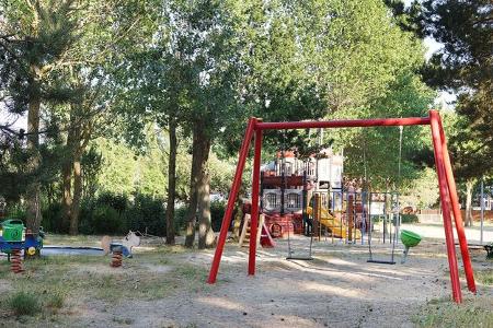 Spielplatzanlage, Schaukeln, Trampolin, Gras, BŠume