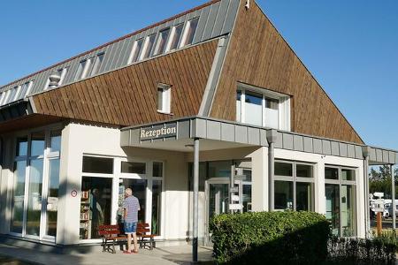 ZentralgebŠude, Bank, Mann, Hecke, Himmel