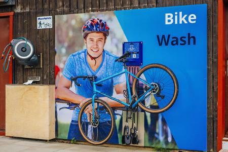 Fahrrad, Waschstation, Waschplatz, Blauer Banner