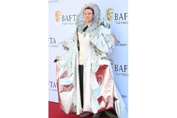 Würde es einen Preis fürs beste Outfit des Abends geben, so wäre er sicher an den Comedian Joe Lycett gegangen, der für seine anarchische Freitagabend Live-Show 'Late Night Lycett' die Auszeichnung für das beste Entertainment-Format abräumte.