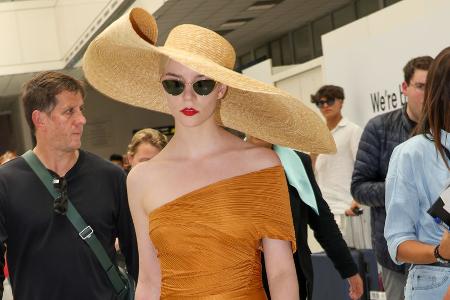 Glamouröse Ankunft: Anya Taylor-Joy am Flughafen in Cannes