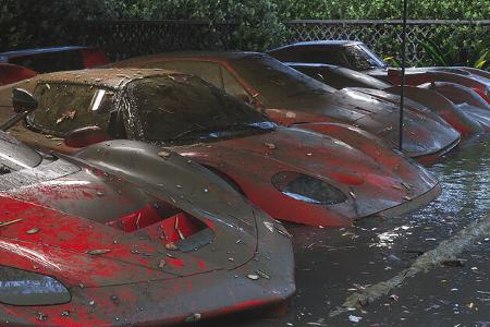 Luxus Sportwagen unter Wasser Renderings