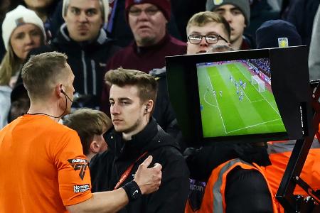 Nach lauter Kritik: Englands Klubs stimmen über VAR ab