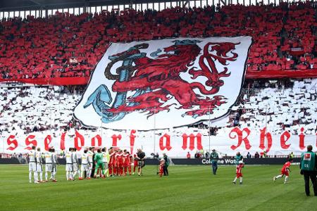 Bundesliga: Fortuna Düsseldorf - Bor. Mönchengladbach - Die Fortuna-Fans bekennen sich im Spiel gegen Gladbach zu ihrer Stadt und präsentieren voller Stolz ihre Farben.