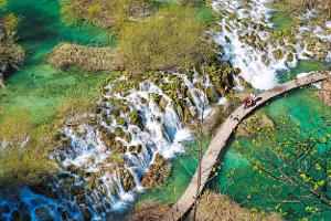 BrŸcke, FŠlle, Kaskaden, GrŠser, BŠume, Menschen, Vogelperspektive