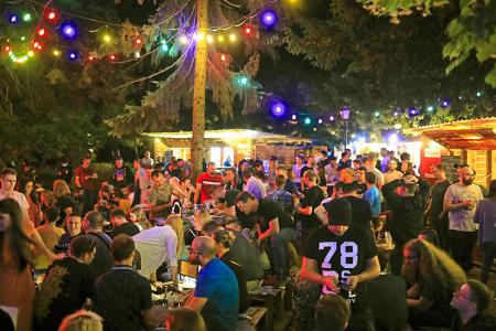 Menschenmenge, BŠume, Lichterketten, StŠnde, Sommer-Event