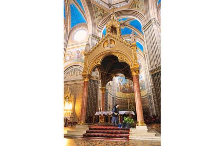 Kathederale, MarmorsŠulen, Goldverziehrungen, Wand- und Deckenmalereien, Nonne