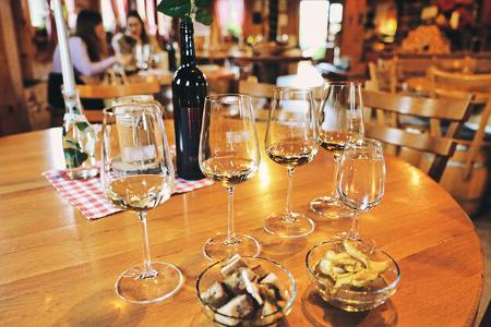 WeinglŠser, Weinflasche, Weinverkostung, Tische, StŸhle, Menschen