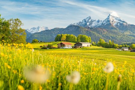 Bauernhof vor Gebirgslandschaft